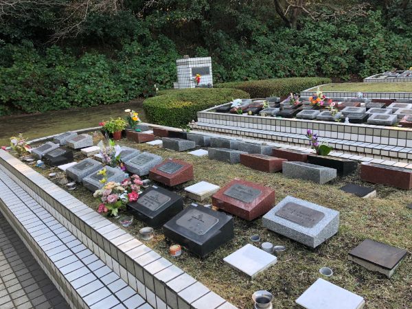 ペット霊園　湘南ペットメモリーランド個別墓地：花の聖地